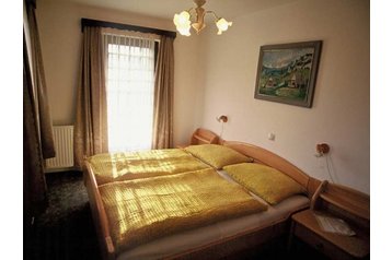 Slovenia Privát Studor, Exteriorul